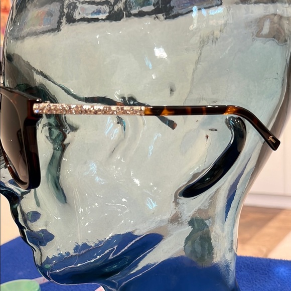 Guess Brown Tortoise and Gold Sunglasses with Vinyl Drawstring Guess Pouch 1-259 - Picture 2 of 16